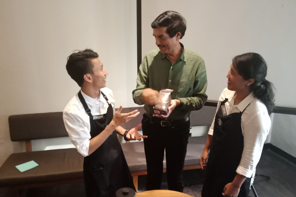 CEO PT MAP VP Sharma (tengah) bersama district coffee master Starbucks Rangga Hady Tama dan Ganesha IKG Sitanggang di Starbucks Jalan Pangeran Diponegoro, Medan, Kamis (7/6/2018).