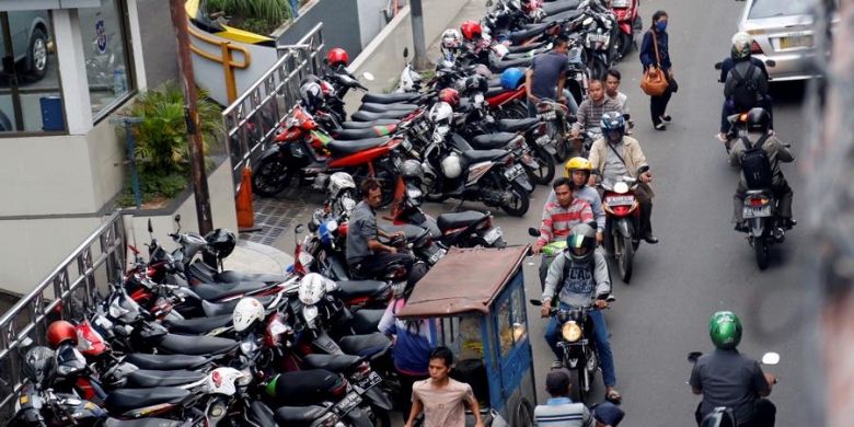 Motor parkir di pinggir jalan samping gedung perkantoran  di Jalan Tali Raya, Jakarta, Senin (8/4/2013). Wakil Gubernur DKI Jakarta Basuki T Purnama (Ahok) berencana menggandeng Institute for Transportation and Development Policy (ITDP), untuk melihat kemungkinan penerapan  sistem donasi parkir yang diterapkan di Hungaria untuk mengatasi parkir liar. Donasi parkir menetapkan orang membayar parkir berdasarkan kebutuhan, bekerja sama dengan juru parkir dan 
menggunakan teknologi sistem Information Technology (IT).
