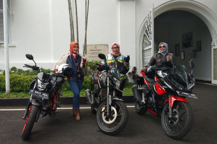 Istri Ridwan Kamil Atalia Praratya bersama kerabatnya saat hendak menjajal motor sport.