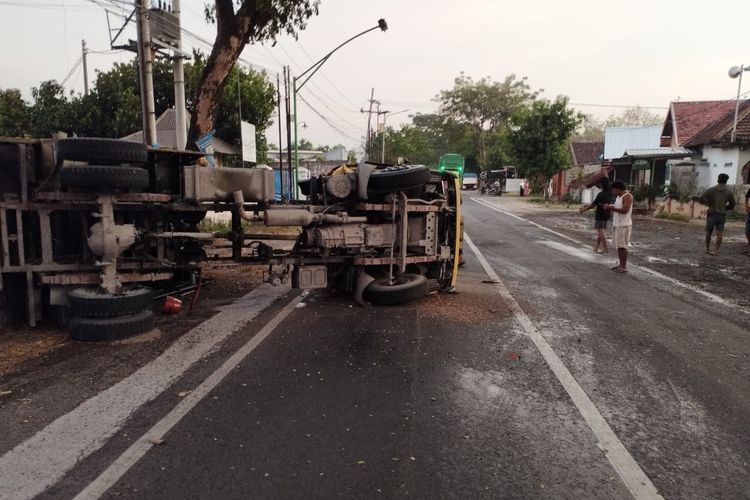 Dump truck Mitsubishi nopol AE 8249 GE mengalami laka tunggal di Jalan Raya Nganjuk-Kediri, tepatnya di Dusun Bulu, Desa Babadan, Kecamatan Pace, Kabupaten Nganjuk, Jawa Timur, Jumat (12/7/2024) pagi.