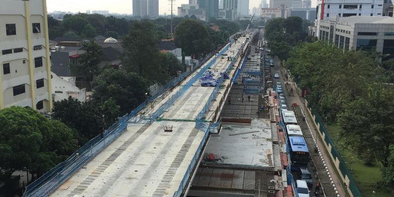 Tampak sebagian area pengerjaan proyek MRT dari atas jalan layang Koridor 13 bus transjakarta (Tendean-Ciledug) pada Minggu (9/7/2017). Salah satu halte, yaitu Halte CSW, akan terintegrasi dengan layanan MRT.
