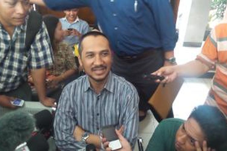 Ketua nonaktif Komisi Pemberantasan Korupsi Abraham Samad berbicara kepada wartawan saat ia hadir dalam sidang lanjutan gugatan praperadilan yang diajukan penyidik KPK, Novel Baswedan, di Pengadilan Negeri Jakarta Selatan, Kamis (4/6/2015).