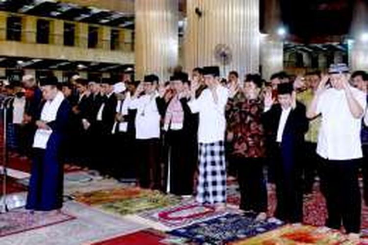 Presiden Joko Widodo (Jokowi) menunaikan shalat tarawih di Masjid Istiqlal, Jakarta, Senin (6/6/2016).