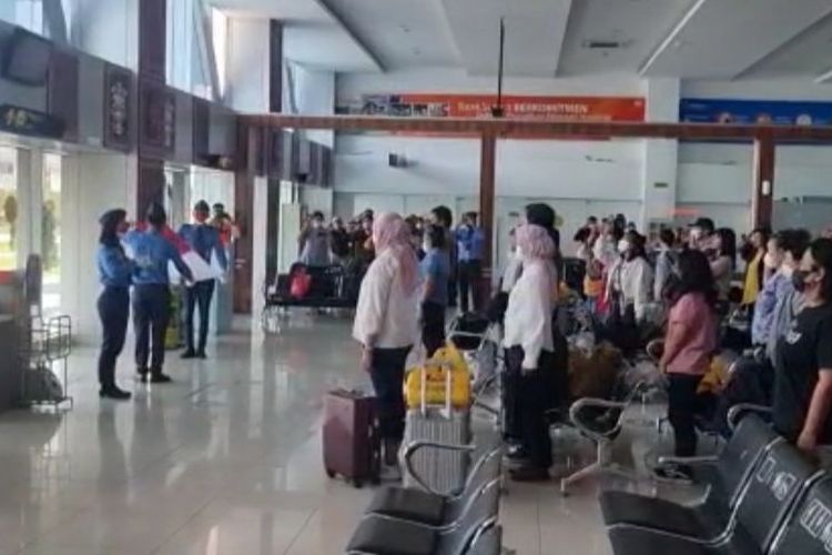 Calon penumpang pesawat hormat bendara saat perayaan HUT ke-77 RI