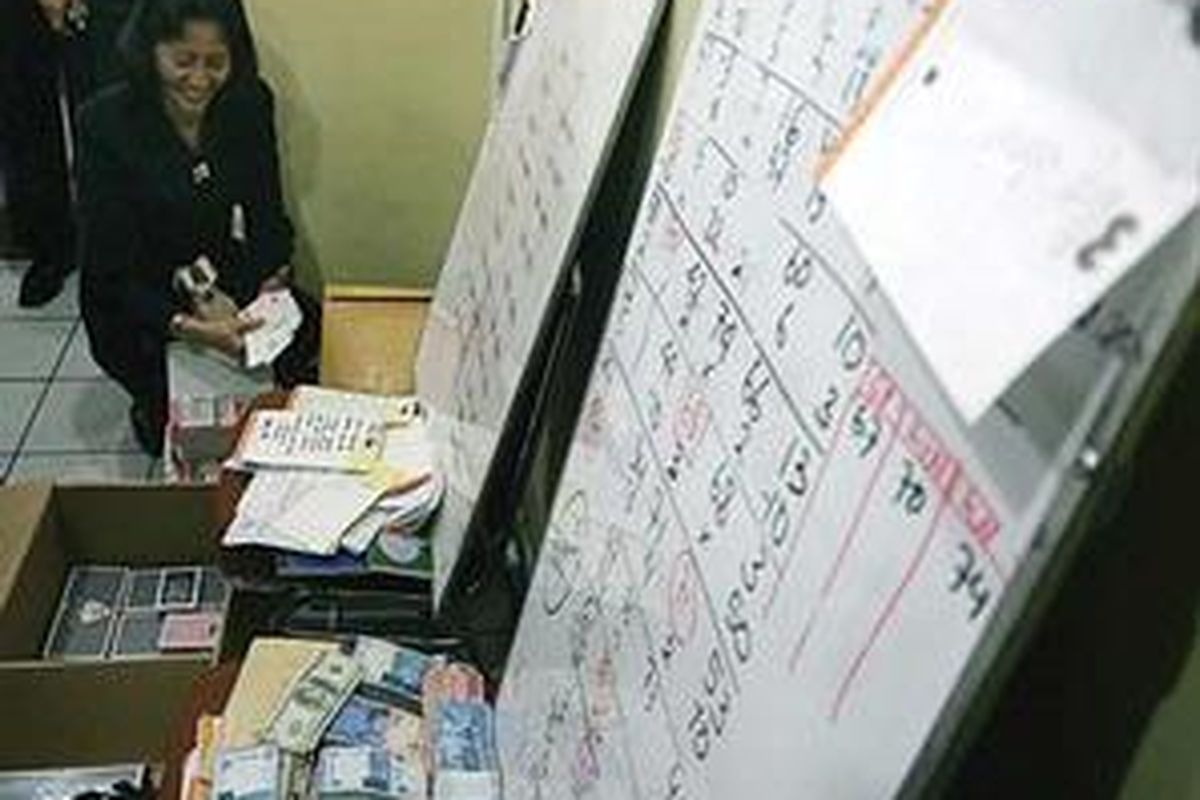 Uang dan barang-barang sarana perjudian yang ditemukan polisi di salah satu kamar Hotel Sultan, Senayan, diperlihatkan kepada pers, Senin (27/10).