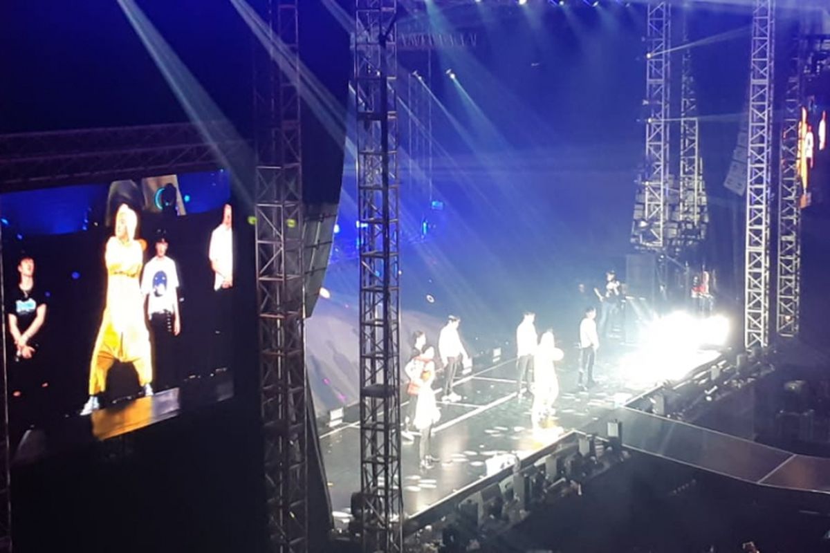 Penampilan boyband Korea iKON saat membawakan Best Friend di Tennis Indoor Senayan, Jakarta Pusat, Minggu (18/11/2018) malam.