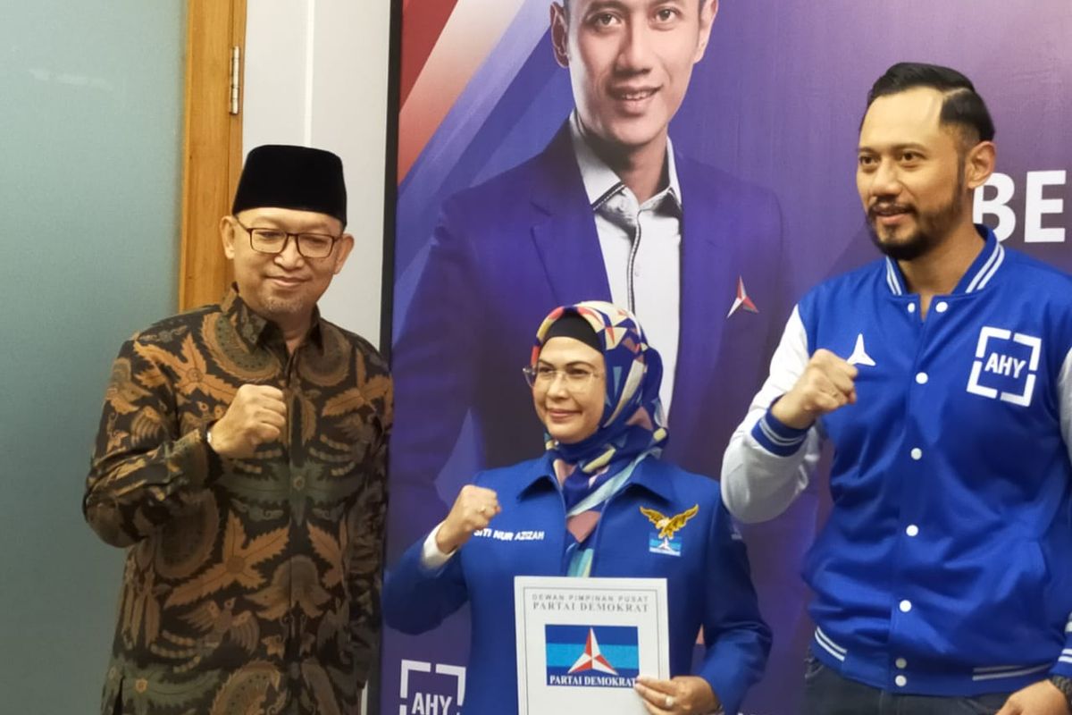  Ketua Umum Partai Demokrat Agus Harimurti Yudhoyono (kanan) bersama Ruhama Ben (kiri) dan Siti Nur Azizah Maruf (tengah) saat penyerahan surat keputusan (SK) rekomendasi Pilkada Tangsel 2020.