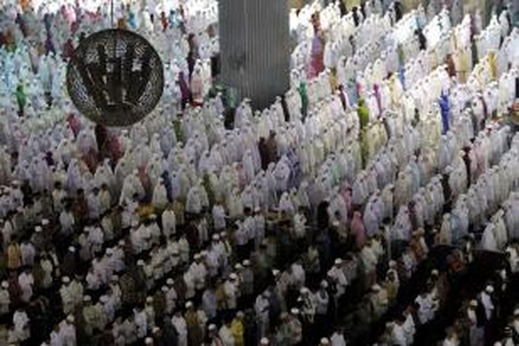 Ilustrasi: Jemaah mengikuti shalat Ied di Masjid Istiqlal, Jakarta, Minggu (19/8/2012). Umat muslim di Indonesia serentak merayakan Idul Fitri 1433 H.  