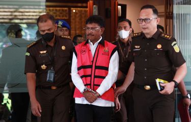 Menteri Komunikasi dan Informatika Johnny G Plate (tengah) berjalan menuju mobil tahanan usai menjalani pemeriksaan di Kejaksaan Agung (Kejagung), Jakarta, Rabu (17/5/2023). Kejaksaan Agung menetapkan Menteri Komunikasi dan Informatika Johnny G Plate sebagai tersangka kasus dugaan korupsi proyek penyediaan infrastruktur BTS 4G infrastruktur pendukung paket 1, 2, 3, 4, 5 Bakti Kominfo tahun 2020-2022 yang merugikan negara mencapai Rp8 triliun.