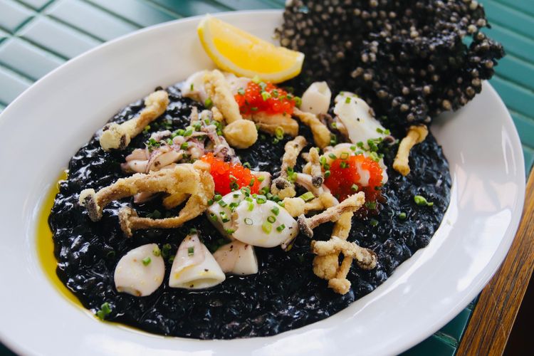 Risotto tinta cumi sebagai salah satu menu spesial kenangan masa kecil karya Chef Tommaso Gonfiantini yang dapat dinikmati di Osteria Gia Surabaya.