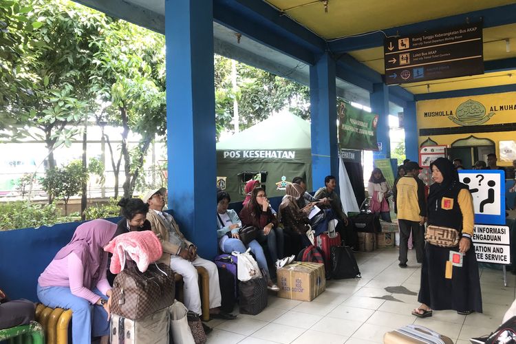 Sejumlah penumpang menunggu keberangkatan bus di Terminal Tanjung Priok, Jakarta Utra, Jumat (31/5/2019). 