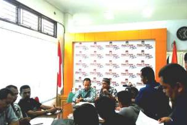 Komisioner KIP Kota Banda Aceh mengumumkan Pasangan calong walikota Banda Aceh yang tidak memenuhi syarat dukungan di Media Centre KIP Kota Banda Aceh.