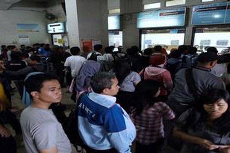 Antrean penumpang membeli tiket KRL di loket-loket di stasiun Jakarta Kota, Jakarta Barat, Rabu (3/4/2013). Pemberlakuan tarif KRL berdasarkan jarak akan setelah sistem tiket elektronik dipasang di seluruh stasiun.

