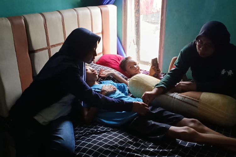 Kondisi dewangga hanya terbaring lemas di tempat tidurnya usai diduga dipaksa teman pondoknya minum larutan HCL