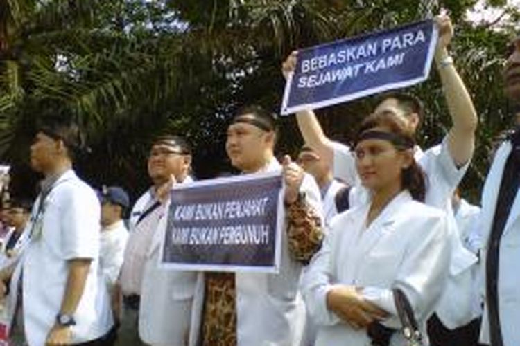 Demo solidaritas dokter di Solo, Rabu (27/11/2013).