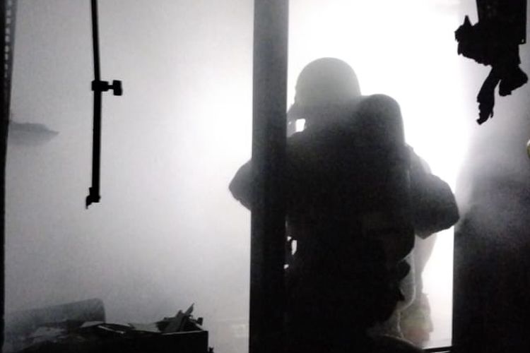 Proses pemadaman api di RS Mata Undaan Surabaya