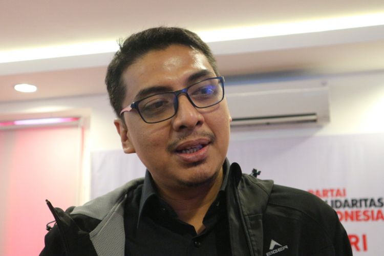 Peneliti Pusat Kajian Antikorupsi (Pukat) Universitas Gajah Mada (UGM), Zainal Arifin Mochtar ketika ditemui di kantor DPP PSI, Jakarta, Minggu (5/11/2017).