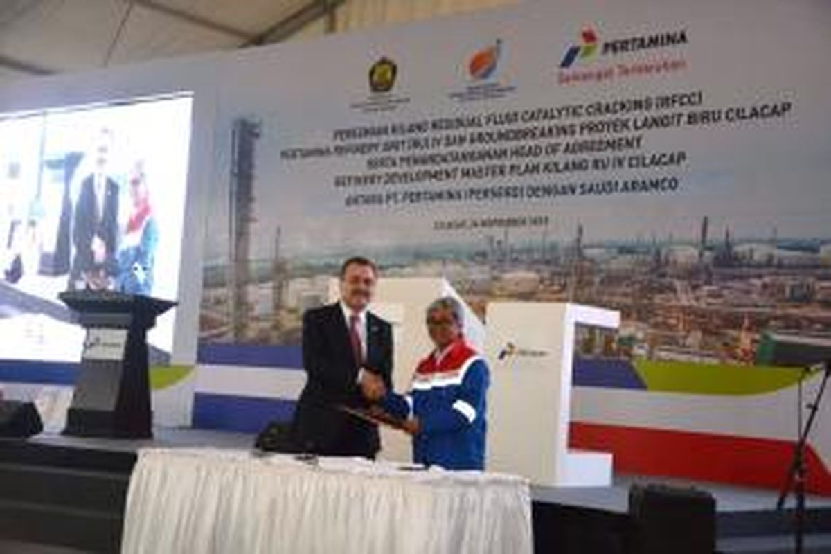 Penandatangan head of agreement (HoA)  antara Direktur Utama Pertamina Dwi Soetjipto dan President and CEO Saudi Aramco Amin al-Nasser,  di Cilacap, pada Kamis (26/11/2015).