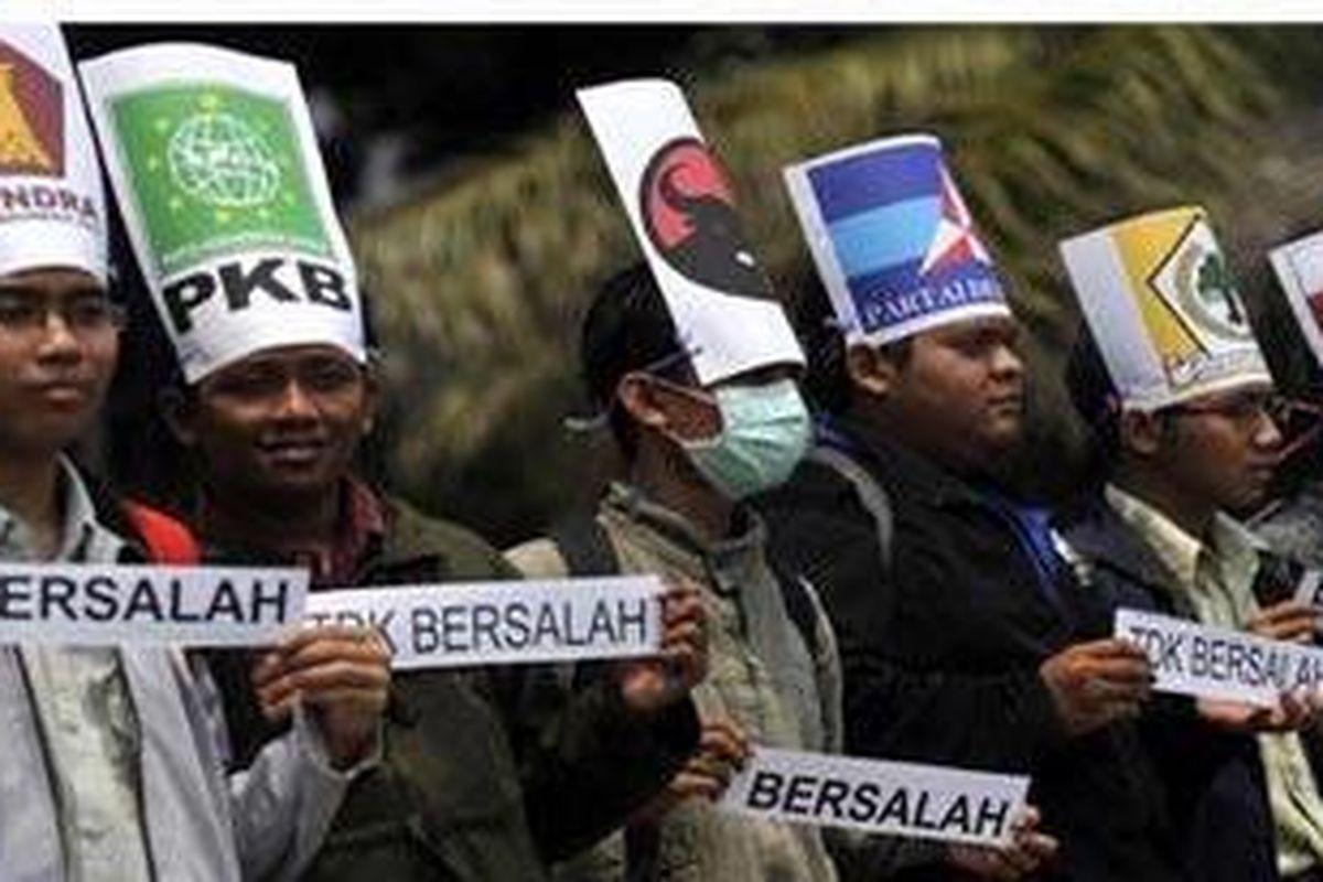 Unjuk rasa Kesatuan Aksi Mahasiswa Muslim Indonesia (KAMMI) Surabaya menyikapi Sidang Paripurna DPR yang membahas kasus Bank Century di depan Grahadi, Surabaya, Jawa Timur, Rabu (3/3/2010). Pengunjuk rasa meminta kepada Anggota DPR untuk menuntaskan kasus Century serta meminta pertanggungjawaban kepada pihak yang bertanggung jawab terhadap kasus ini.