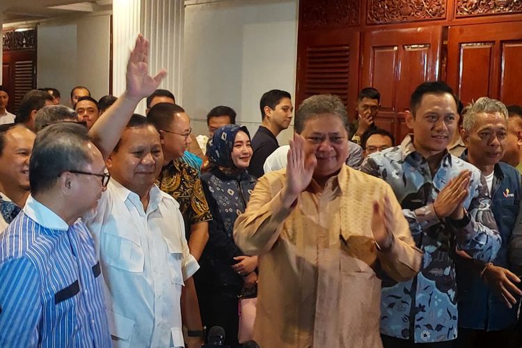 Ketua Umum Partai Gerindra Prabowo Subianto bersama seluruh ketum parpol Koalisi Indonesia Maju saat mengumumkan Gibran Rakabuming Raka sebagai cawapres dari KIM di kediaman Prabowo, Jalan Kertanegara, Jakarta, Minggu (22/10/2023) malam. 