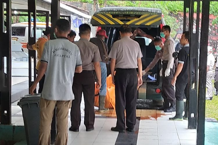 Satu jenazah korban bencana banjir bandang di Kabupaten Jayapura kembali tiba di RS. Bhayangkara pada Selasa pagi (19/3/2019).