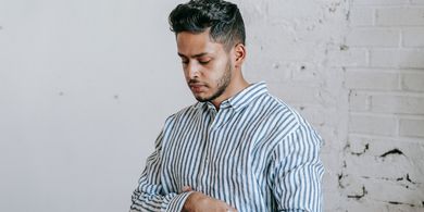 Hukum Memejamkan Mata Saat Shalat, Apakah Dibolehkan dan Sah untuk Dilakukan?