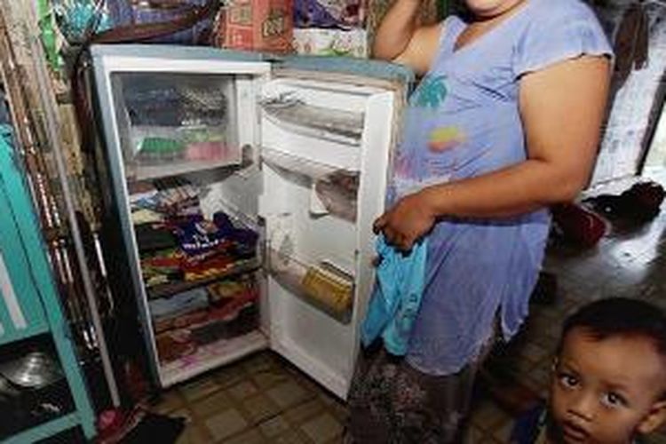 Kulkas berubah menjadi lemari pakaian karena tidak ada listrik di salah satu rumah terapung di Desa Sallotengnga, di Danau Tempe, Kecamatan Sabbangparu, Wajo, Sulawesi Selatan, Sabtu (14/6/2014).