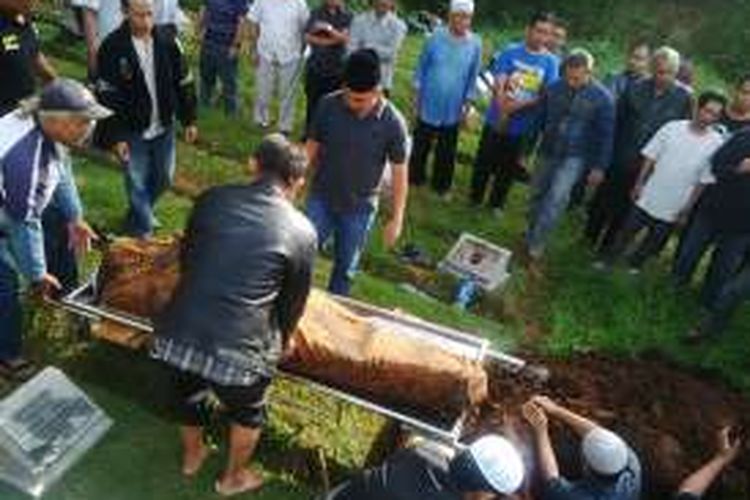 Salah satu korban tewas dalam insiden terbakarnya KM Zahro Ekspress bernama Masduki Mangkudisastra (75) dimakamkan di Taman Pemakaman Umum (TPU) Cikutra, Kota Bandung, Jawa Barat, Senin (2/1/2017). 