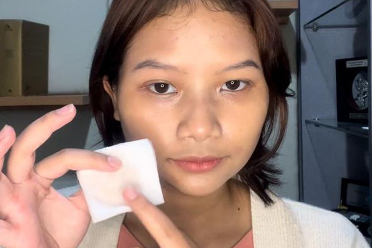 model sedang membersihkan makeup menggunakan micellar water