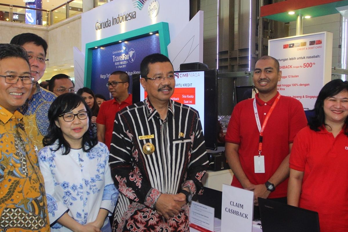 Gubernur Sumatera Utara Tengku Erry Nuradi (ketiga dari kiri) didampingi Unsecured Lending Business Group Head CIMB Niaga Sri Dewi Mulyati (kedua dari kiri) dan Vice President Garuda Indonesia Region Sumatera Dian Ediono (kiri) meninjau stand CIMB Niaga saat pembukaan Garuda Indonesia Travel Fair (GATF) 2017 di Medan, Sumut, Jumat (3/3). CIMB Niaga mendukung acara tahunan tersebut dengan menjadi bank partner di 9 kota besar di Indonesia yaitu Medan, Batam, Surabaya, Yogyakarta, Solo, Semarang, Denpasar, Lombok, dan Kupang. 