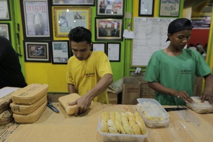 Proses pengemasan durian di Durian Ucok, Medan, Sumatera Utara. Gambar diambil pada Kamis (25/8/2016)