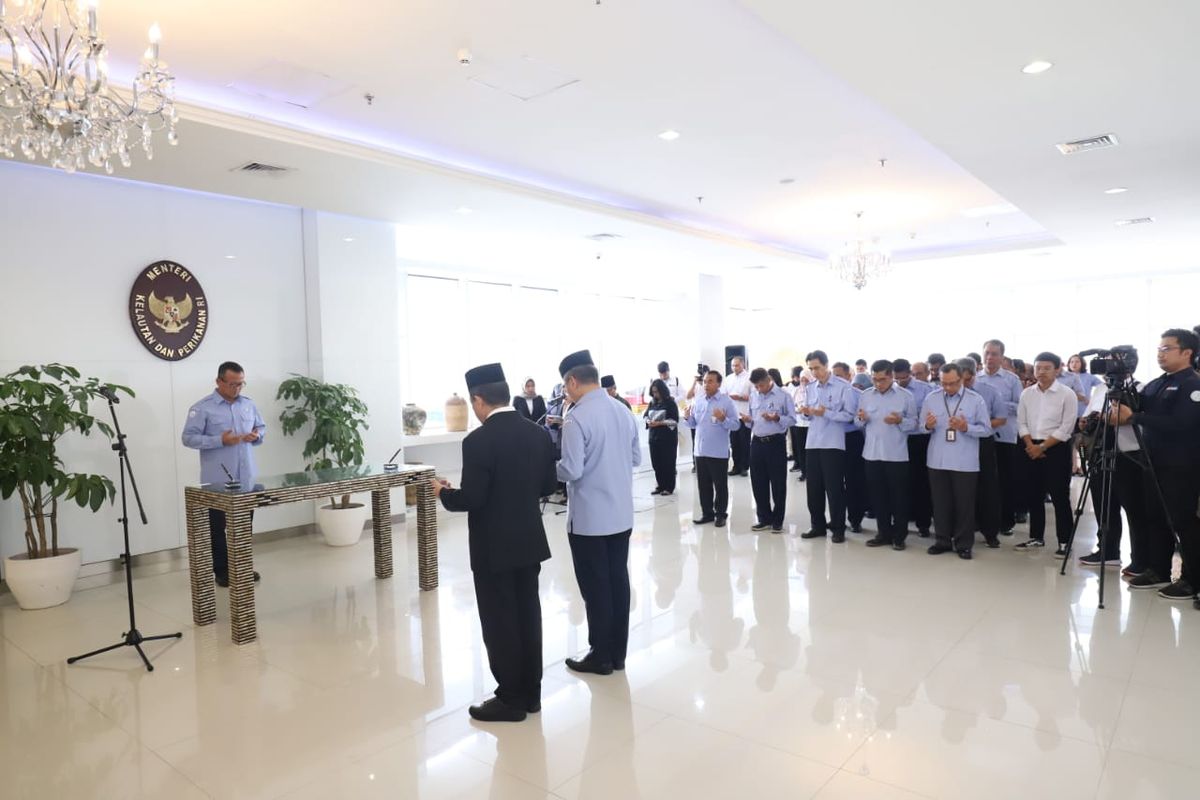 Menteri Kelautan dan Perikanan Edhy Prabowo melantik 2 pejabat eselon I di Gedung Mina Bahari KKP, Jakarta, Rabu (26/2/2020).