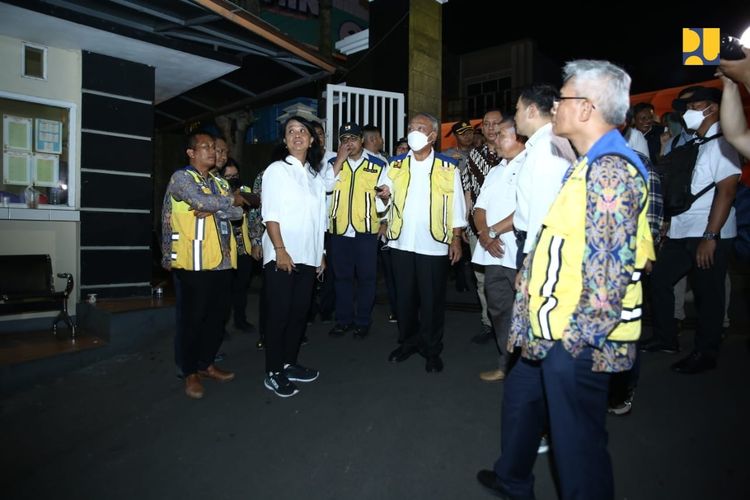 Menteri Pekerjaan Umum dan Perumahan Rakyat (PUPR) Basuki Hadimuljono meninjau lokasi terdampak bencana gempa bumi di Kabupaten Sumedang, Jawa Barat pada Rabu (3/1/2024).