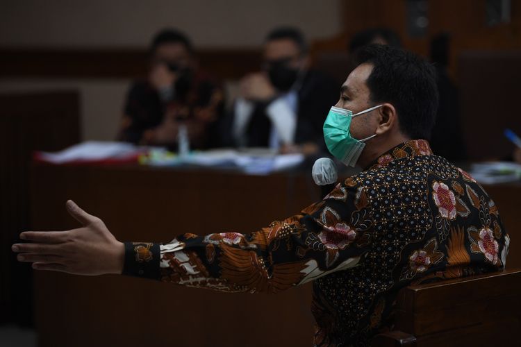 Mantan Wakil Ketua DPR Azis Syamsuddin menyampaikan keterangan dalam sidang lanjutan kasus dugaan suap penanganan perkara yang diusut KPK dengan terdakwa, mantan penyidik KPK AKP Stepanus Robin Pattuju dan pengacara Maskur Husain di Pengadilan Tipikor, Jakarta, Senin (25/10/2021). Sidang itu beragenda mendengarkan keterangan saksi-saksi. ANTARA FOTO/Akbar Nugroho Gumay/aww.