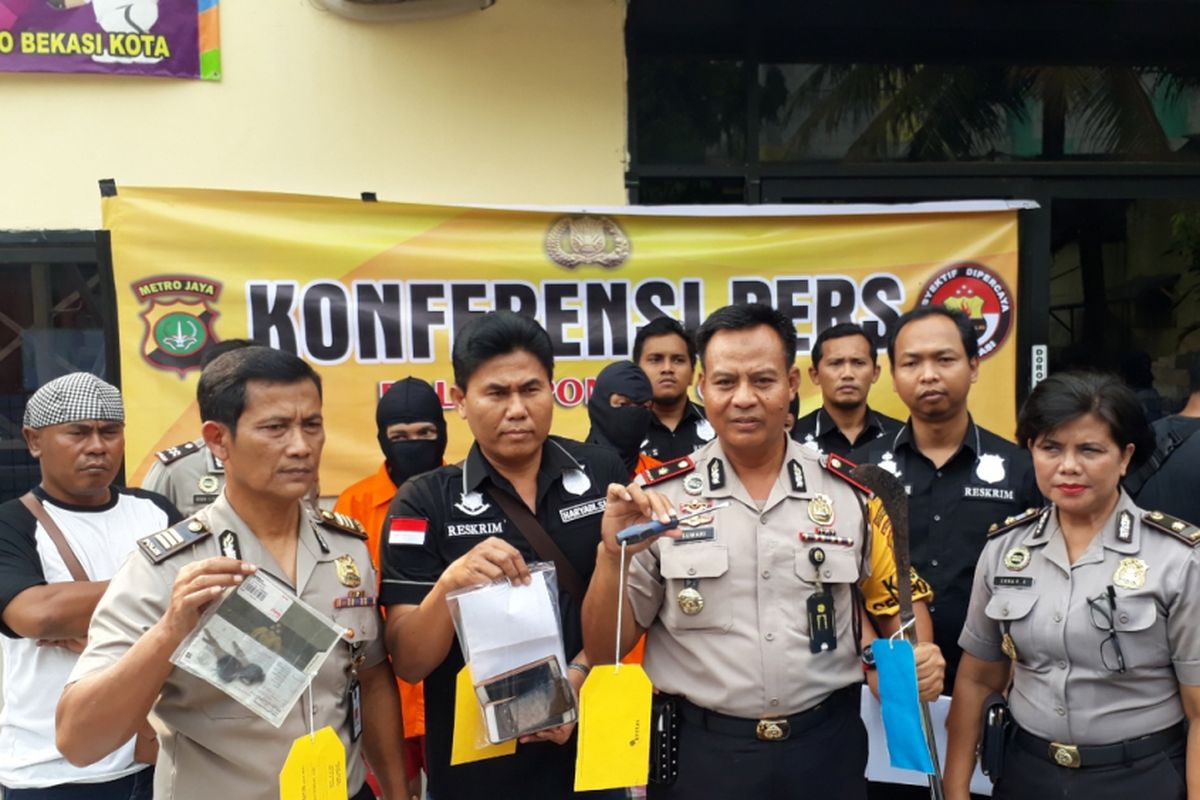 Polis menunjukan barang bukti aksi pembegalan yang dilakukan geng motor di Pondok Gede, Kota Bekasi, Rabu (25/07/2018).