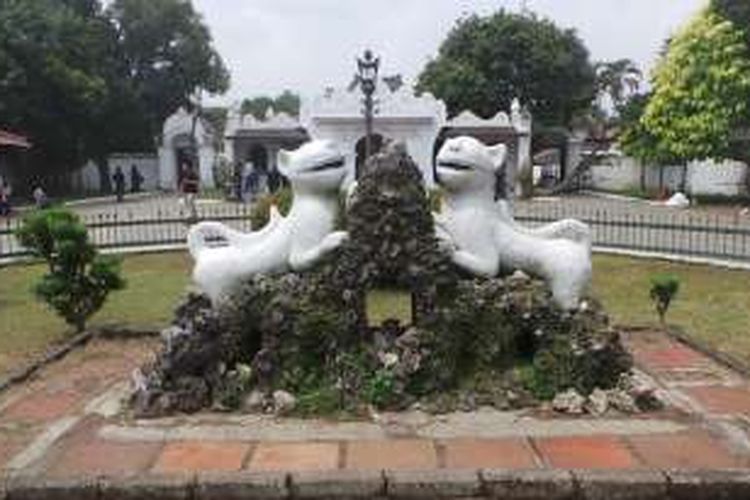 Patung macan putih yang terletak di dalam area Keraton Kasepuhan, Cirebon, Jawa Barat, Selasa (29/3/2016).
