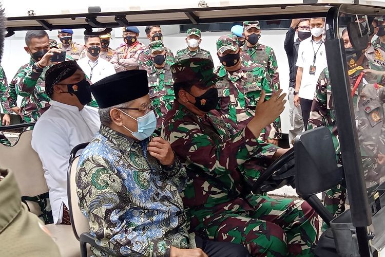 Panglima TNI Marsekal Hadi Tjahjanto menyopiri Ketua Umum Pengurus Besar Nahdlatul Ulama (PBNU) Said Aqil Siroj.