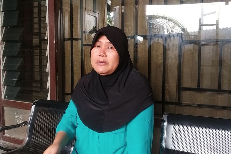 Ibu Praya Tiningsih warga Kelurahan Semayan, yakni ibu uanh digugat anak kandungnya karena warisan