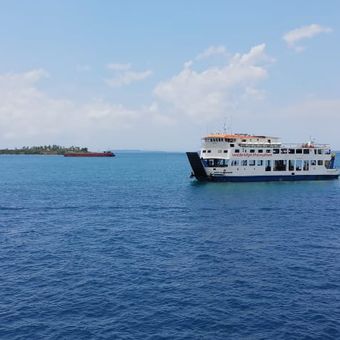 PT Angkutan Sungai Danau dan Penyecrossangan （ASDP） Indonesia Ferry Parit Rempak， Meral District， Karimun Regency， Riau Islands （Kepri） 拥有的滚装船（滚装/滚装）开始正常运行。