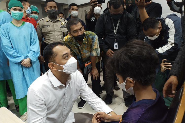 Wali Kota Surabaya Eri Cahyadi Saat Memberikan Suport kepada Keluarga Korban,