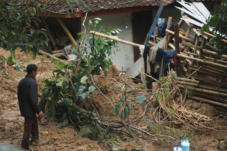 Bencana tanah longsor di wilayah Kecamatan Cibeber, Kabupaten Cianjur, Jawa Barat, Minggu (22/3/2020) mengakibatkan 20 rumah ambruk dan belasan lainnya rusak.