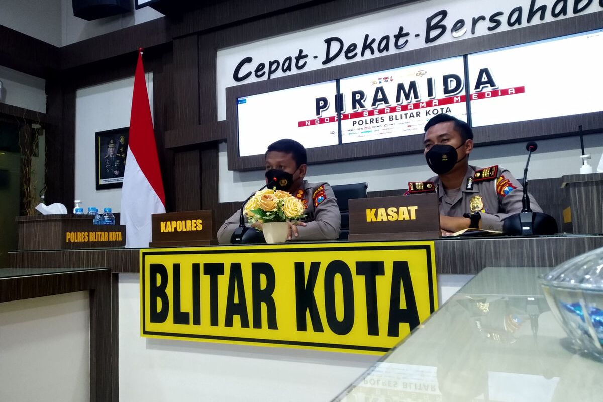 Kepala Polres Blitar Kota AKBP Argowiyono dan Kepala Satuan Lalu Lintas AKP Mulya Sugiharto memberikan keterangan terkait dimulainya penindakan tilang melalui sistem ETLE di tiga titik di Kota Blitar, Kamis (19/5/2022)