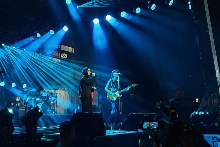 Penyanyi Fiersa Besari mengajak Nabila Taqqiyah duet dadakan di atas panggung Soundrenaline 2023.