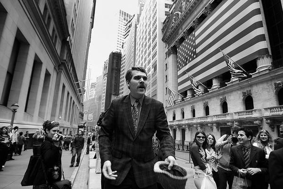 Clark Clark, warga AS, di New York, melakukan aksi satire. Dia berpura-pura menjadi pengemis di depan bursa saham New York.