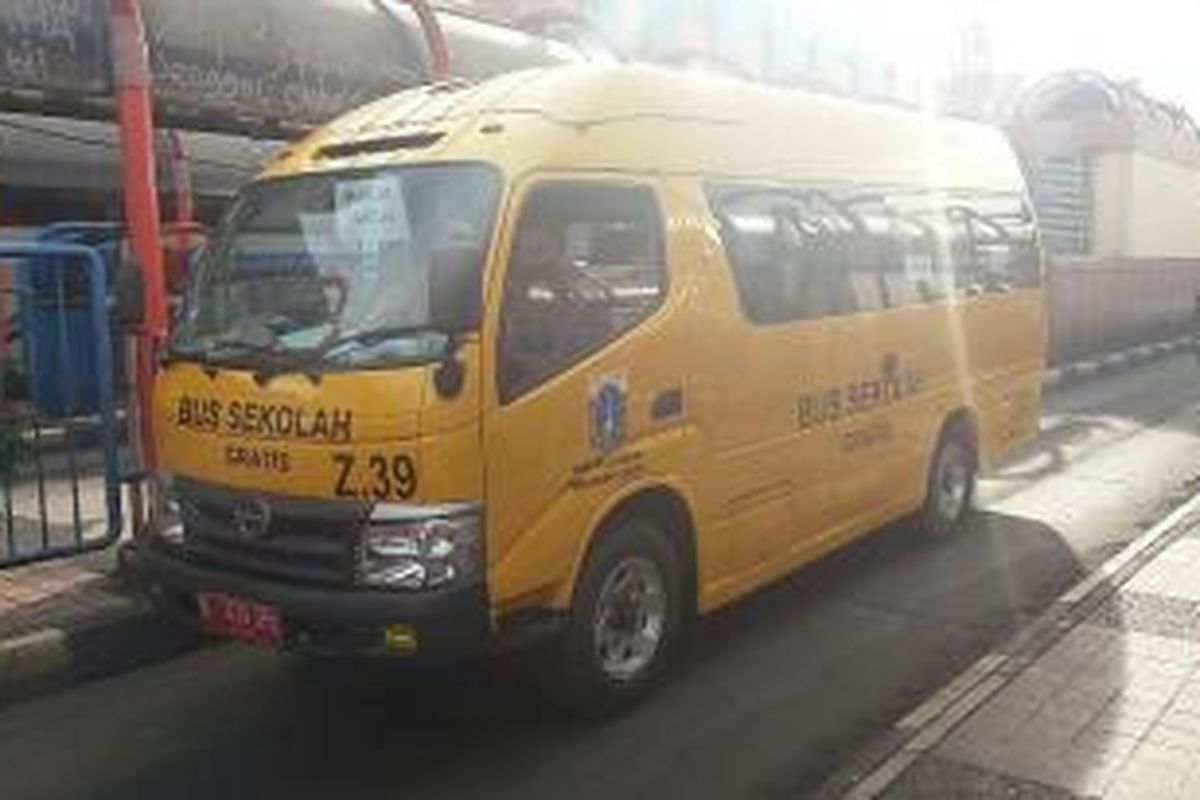 Kendaraan bantuan untuk mengangkut penumpang berupa bus sekolah beroperasi di Terminal Blok M, Jakarta pada Senin (21/12/2015)