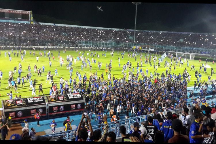 Situasi saat laga Arema FC kontra Persib Bandung ricuh dalam pertandingan lanjutan kompetisi Liga 1 di Stadion Kanjuruhan, Kabupaten Malang, Minggu (15/4/2018)