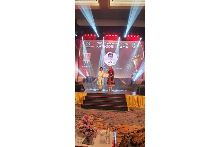 Wali Kota Semarang Hevearita Gunaryanti Rahayu saat menerima penghargaan KLA Kategori Utama dari Menteri PPPA Bintang Puspayoga.