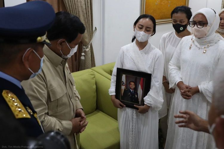 Menteri Pertahanan Prabowo Subianto menemui keluarga Kapten Pnb (Anumerta) Allan Syafitra Indra Wahyudi di Pangkalan Udara (Lanud) Halim Perdanakusuma, Jakarta, Selasa (19/7/2022).
