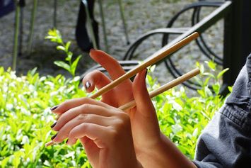 Asal-usul Sumpit Sebagai Ikon Kuliner Asia yang Filosofis