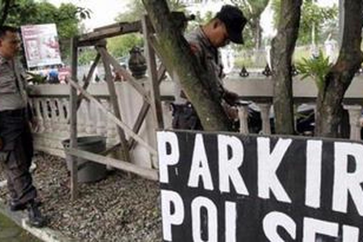 Petugas Gegana Sat Brimobda Jateng mencari sisa-sisa bahan bom yang berhasil dijinakkan di Polsek Pasar Kliwon, Kota Solo, Jateng, Selasa (7/12/2010). Bom yang ditemukan oleh tukang sapu di sekitar Polsek Pasar Kliwon tersebut berhasil dijinakkan.